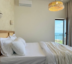 Просторная студия 43 м² с этническими акцентами и видом на море. в Как Дома 05