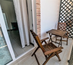 203 - Четырехместный номер с балконом и боковым видом на море в Азов Инн