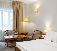 Делюкс с балконом и видом на парк в Вознесенский