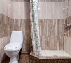 Cемейный номер с собственной ванной комнатой ( окно в коридор) в Guest house city center