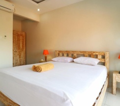 Двухместный номер Deluxe с видом на сад двуспальная кровать в Avisara Villa & Guest House