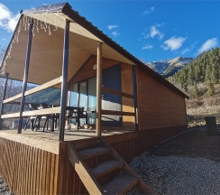Лодж с вернадной и двухспальной кроватью в Arkhyz family lodge