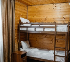 Четырехместный номер с двуспальной и двухъярусной кроватью в Пик Архыза