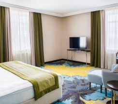 Двухместный люкс с балконом и с красивым видом из окна двуспальная кровать в The One Hotel Astana