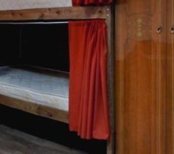Кровать в 6-местном общем номере в Алые паруса