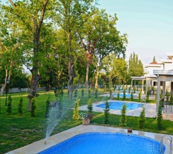 Вилла с балконом и с красивым видом из окна в Guzel Evler Family Resort
