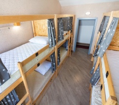 Кровать в общем номере (мужской номер) в Чердак