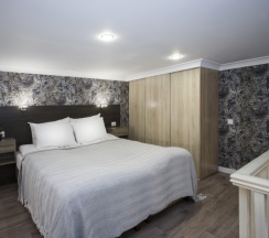 Loft Lux Red с балконом (1 двуспальная кровать + 1 большой диван) 2+3 человека в Loft&Home Apartments