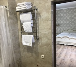 Трёхместный номер на цокольном этаже в Марго