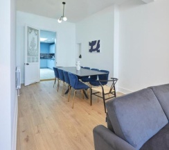 Коттедж с 5 комнатами в Host Stay Castle View