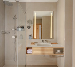 Стандартный номер с двуспальной кроватью и видом на бухту в Рябина от Васта