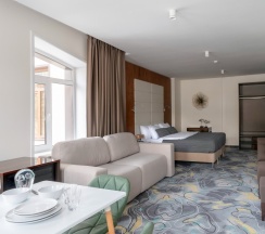 Апартаменты люкс с балконом для 5 гостей в V Hotel&Rooftop lounge