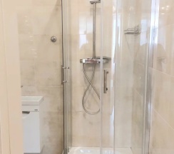 Апартаменты с балконом и с красивым видом из окна в Апартаменты в центре с тремя спальнями на Червякова 55 рядом с парком Победы