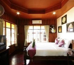 Двухместное бунгало Superior с видом на бассейн двуспальная кровать в Tharathip Resort