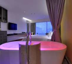 Двухместный номер Extra Radiance двуспальная кровать в LiT BANGKOK Hotel
