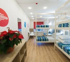 Спальное место в комнате для мужчин в Star home