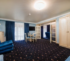 Люкс с балконом в Dvin