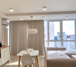 Двухместный люкс двуспальная кровать в Апартаменты Румер в современном жилом комплексе у ТЦ Дана Молл