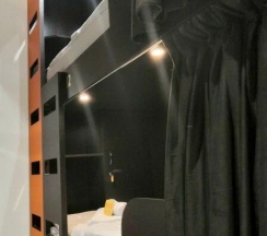 Orange - Нижнее спальное место в общей комнате для мужчин и женщин (6 капсул) в Mariel