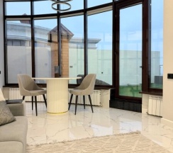 Современный пентхаус с панорамными окнами и террасой мечты, видом на море! в Как Дома 05