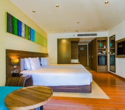 Двухместный номер Premium с балконом (двуспальная кровать) в Отель Holiday Inn Resort Phuket Karon Beach by IHG