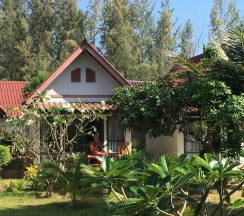 Двухместное бунгало с видом на сад двуспальная кровать в Good Days Lanta Beach Resort
