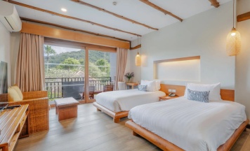 Двухместный номер Deluxe с балконом и с видом на бассейн двуспальная кровать в Отель Metadee Concept Hotel