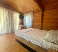 Семейный коттедж с красивым видом из окна в Хвоя Cottage House