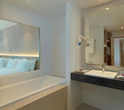 Двухместный номер Grand Deluxe с балконом и с видом на сад двуспальная кровать в Chanalai Flora Resort, Kata Beach