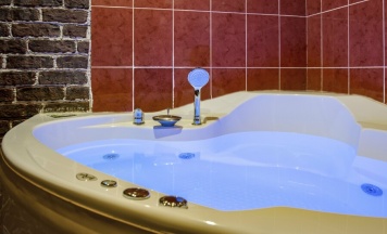Номер 5 ***** звезд одно – двухместный. (Двуспальная Queen Size кровать. Ванная комната с SPA Джакузи) в Строгино-экспо