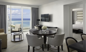Двухместный люкс Sorrento c 1 комнатой oceanfront (двуспальная кровать) в Fontainebleau Miami Beach