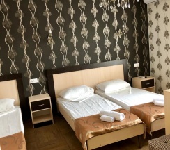 Стандартный семейный номер с 1 двуспальной и двухуровневой кроватью в Жемчужинка