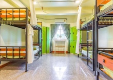 Кровать в общем номере в OYO 928 Leaf Hostel