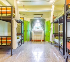 Кровать в общем номере в OYO 928 Leaf Hostel