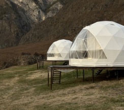 Сферы с видом на Катунь и горы в Cloud Park Altay