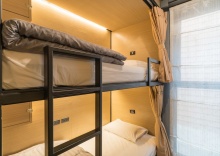 Кровать в общем номере с балконом и с видом на море в Sleep Box Patong - Hostel