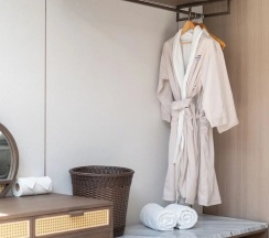 Двухместная вилла с балконом двуспальная кровать в Howard Johnson by Wyndham Phuket Naiyang