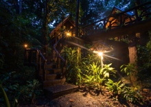 Двухместный Tree House с видом на сад двуспальная кровать в Art's Riverview Lodge