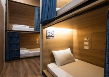 Кровать в общем номере в Natee Hostel