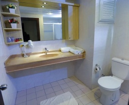 Трёхместный номер Standard c 1 комнатой с балконом в Enki Hotel