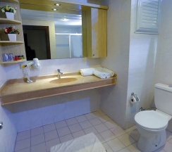 Трёхместный номер Standard c 1 комнатой с балконом в Enki Hotel
