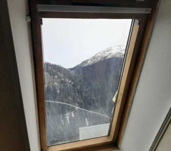 Кровать в общем номере с красивым видом из окна в Атлантида