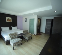 Двухместный номер Deluxe с балконом двуспальная кровать в Villa Navin Resort