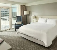 Двухместный номер Deluxe с видом на залив (двуспальная кровать) в Fontainebleau Miami Beach
