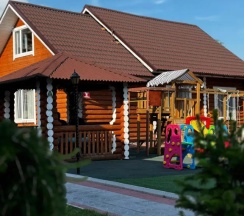 Шестиместный коттедж с 3 комнатами с видом на сад в SKALA eсohotel & restaurant