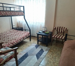 Трехместный номер с двуспальной и односпальной кроватью в Ардо