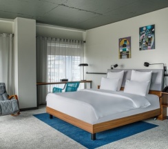Номер Suite с двуспальной кроватью и диваном в Novotel Vladivostok