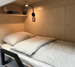 Кровать в общем 4-местном номере для мужчин и женщин в Рокет