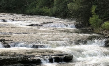 Кровать в общем номере с видом на город в Гостевой дом на Сахалинской