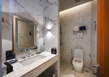 Люкс с 2 комнатами с балконом в Glam Habitat Hotel